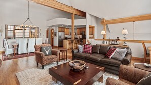 Smart TV, fireplace, computer monitors - Peak 10 Place - Free Winter Shuttle to Lift - Ski-In, Ski-Out for Experts Only (Breckenridge)