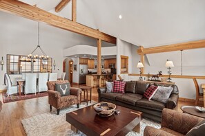 Smart TV, fireplace, computer monitors - Peak 10 Place - Free Winter Shuttle to Lift - Ski-In, Ski-Out for Experts Only (Breckenridge)
