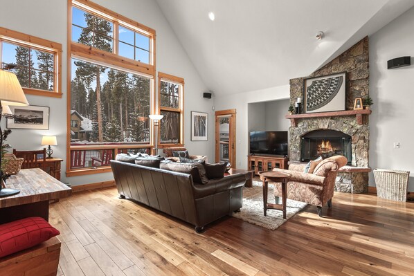 Smart TV, fireplace, computer monitors - Peak 10 Place - Free Winter Shuttle to Lift - Ski-In, Ski-Out for Experts Only (Breckenridge)