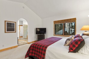 4 bedrooms, desk, iron/ironing board, free WiFi - Peak 10 Place - Free Winter Shuttle to Lift - Ski-In, Ski-Out for Experts Only (Breckenridge)