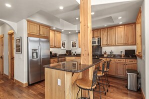 Fridge, microwave, oven, stovetop - Peak 10 Place - Free Winter Shuttle to Lift - Ski-In, Ski-Out for Experts Only (Breckenridge)