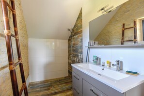 Shower, hair dryer - Fully renovated stone barn in SAINT-MÉDARD (LOT) (Saint-Médard)