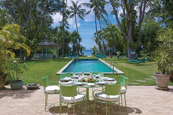 Outdoor dining