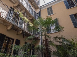 Unclassified image, 4 of 57, button