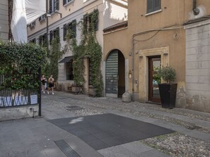 Unclassified image, 3 of 57, button