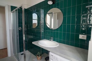 Dusche, kostenlose Toilettenartikel, Haartrockner, Handtücher
