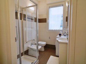 Shower, hair dryer, towels - Candiani Building - Bright & Modern Studio with Balcony (Milano)
