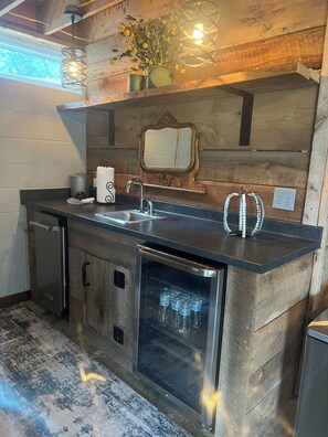 Réfrigérateur, micro-ondes, plaque de cuisson, lave-vaisselle