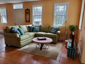 تلفزيون ذكي، مدفأة، كُتُب، مكتب