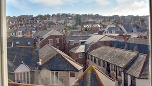 A residential area with multiple houses, some with sloped roofs and others with flat roofs. - 1 bedroom accommodation in Swanage (Swanage)