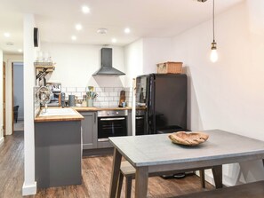 Four, batterie de cuisine, vaisselle et ustensiles, congélateur