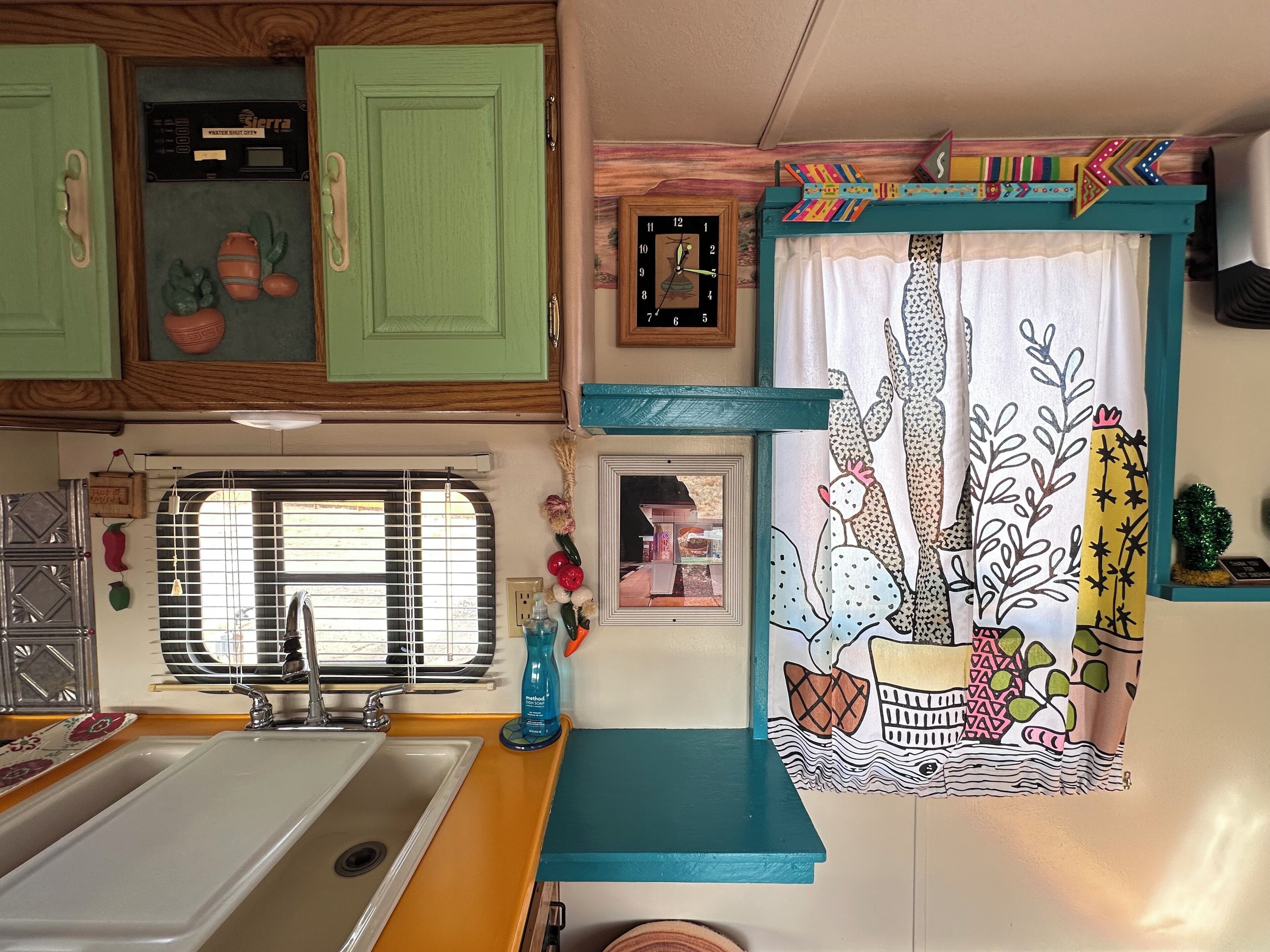 Kühlschrank, Mikrowelle, Wasserkocher mit Kaffee-/Teezubehör