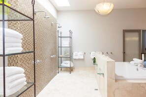 Bathtub, hair dryer, towels, soap - Verbena Vista - Events Are Welcomed! (Desert Hot Springs)