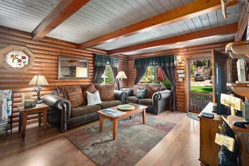 Enchanted Forest Lodge in Kings Beach - Near beach and town