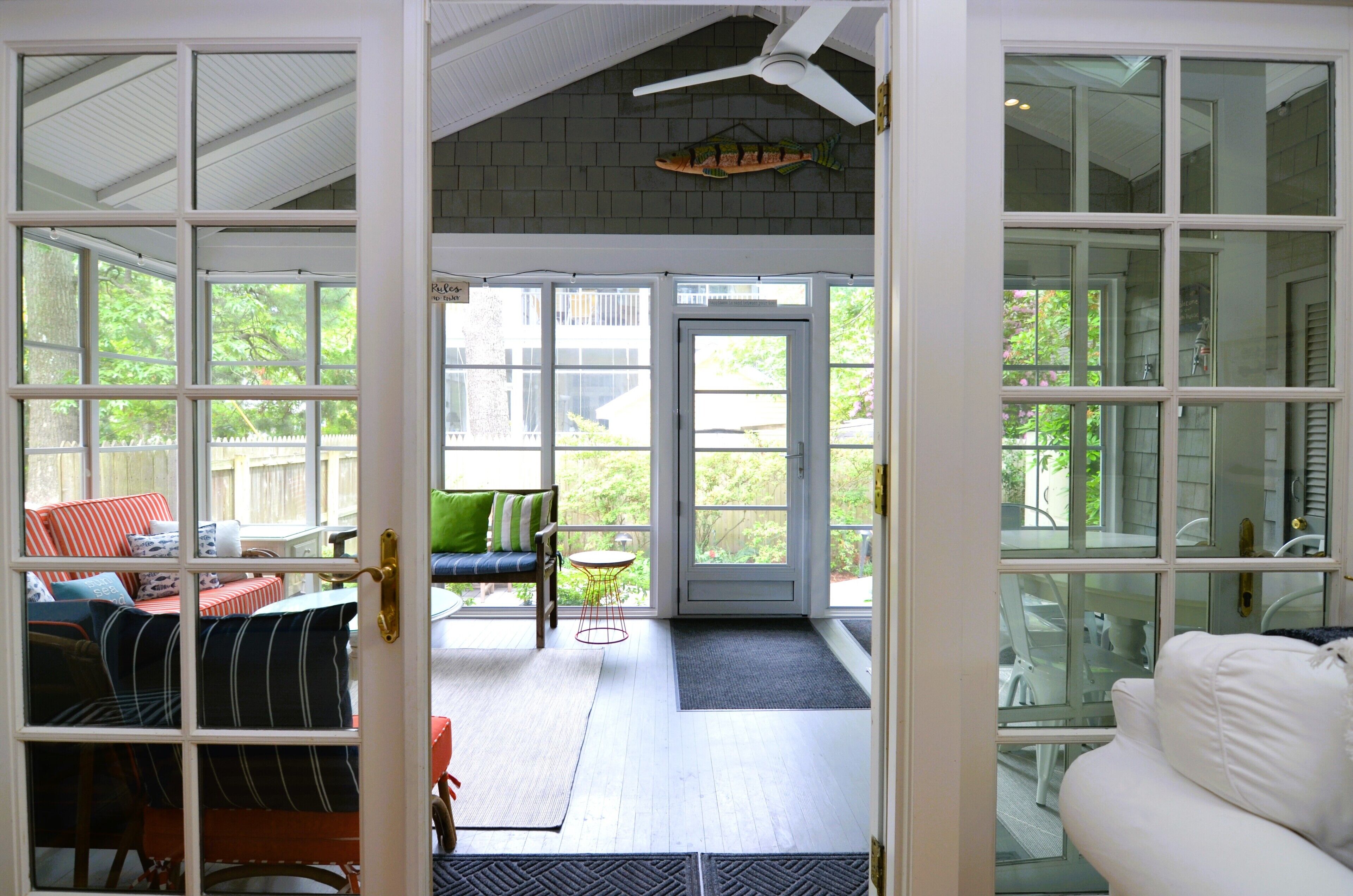 Smart TV, lareira, DVD player, livros