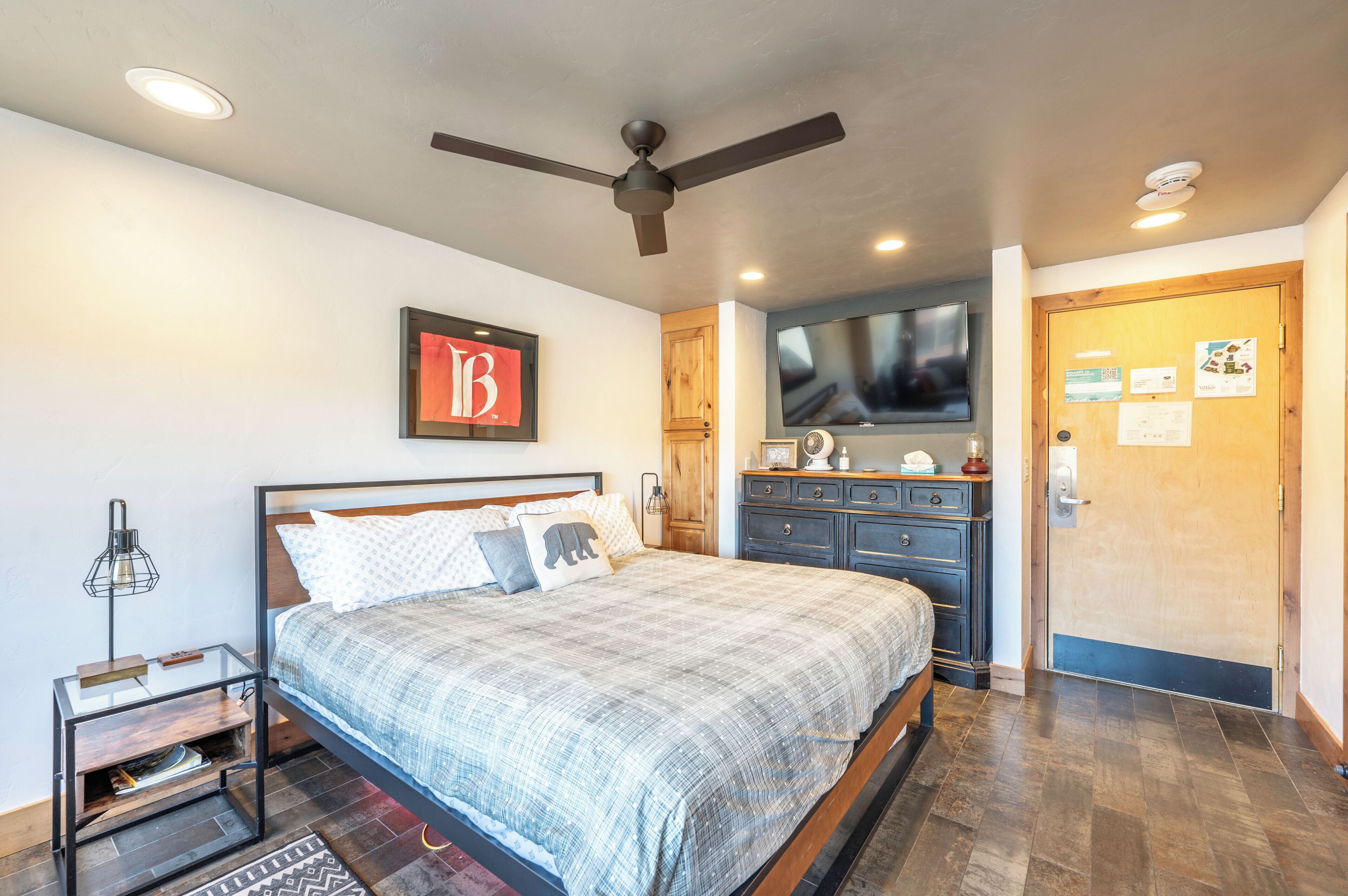  Mountain View Sunny King Studio at Peak 9 and Main St with No Resort fee!