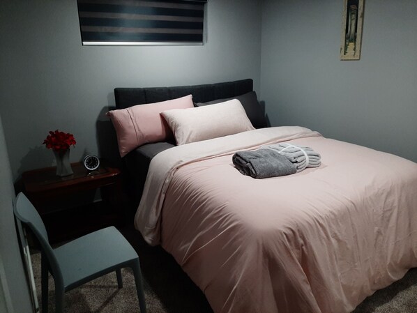 2 室のベッドルーム、アイロン / アイロン台、WiFi (無料)、ベッドシーツ