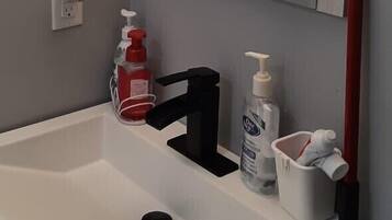 Doccia, asciugacapelli, asciugamani, sapone