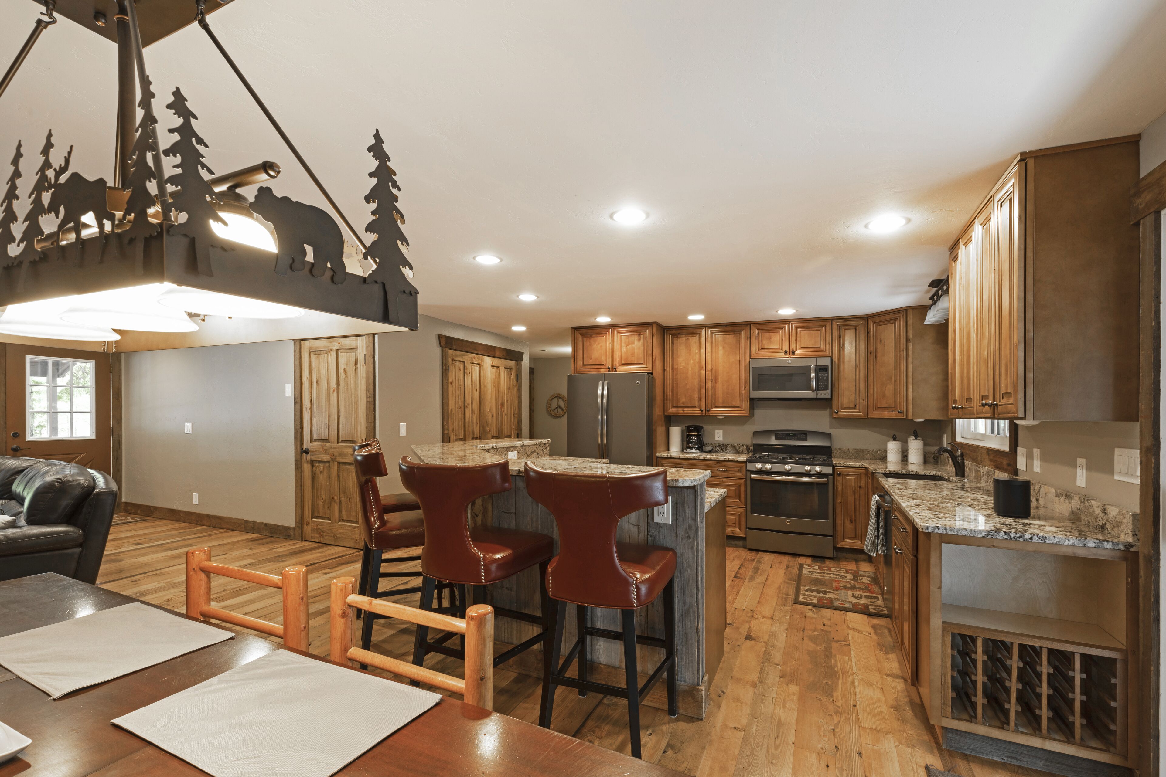 **New hot tub - Minutes from skiing, bike trails , whitefish lake beach and downtown Whitefish!!!