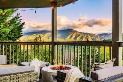 Stunning Smoky Mountain Views, Game Room, Hot Tub, Outdoor Firepits, EV Charger