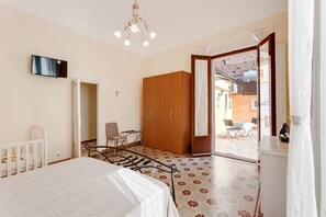 3 habitaciones, tabla de planchar con plancha, wifi y ropa de cama