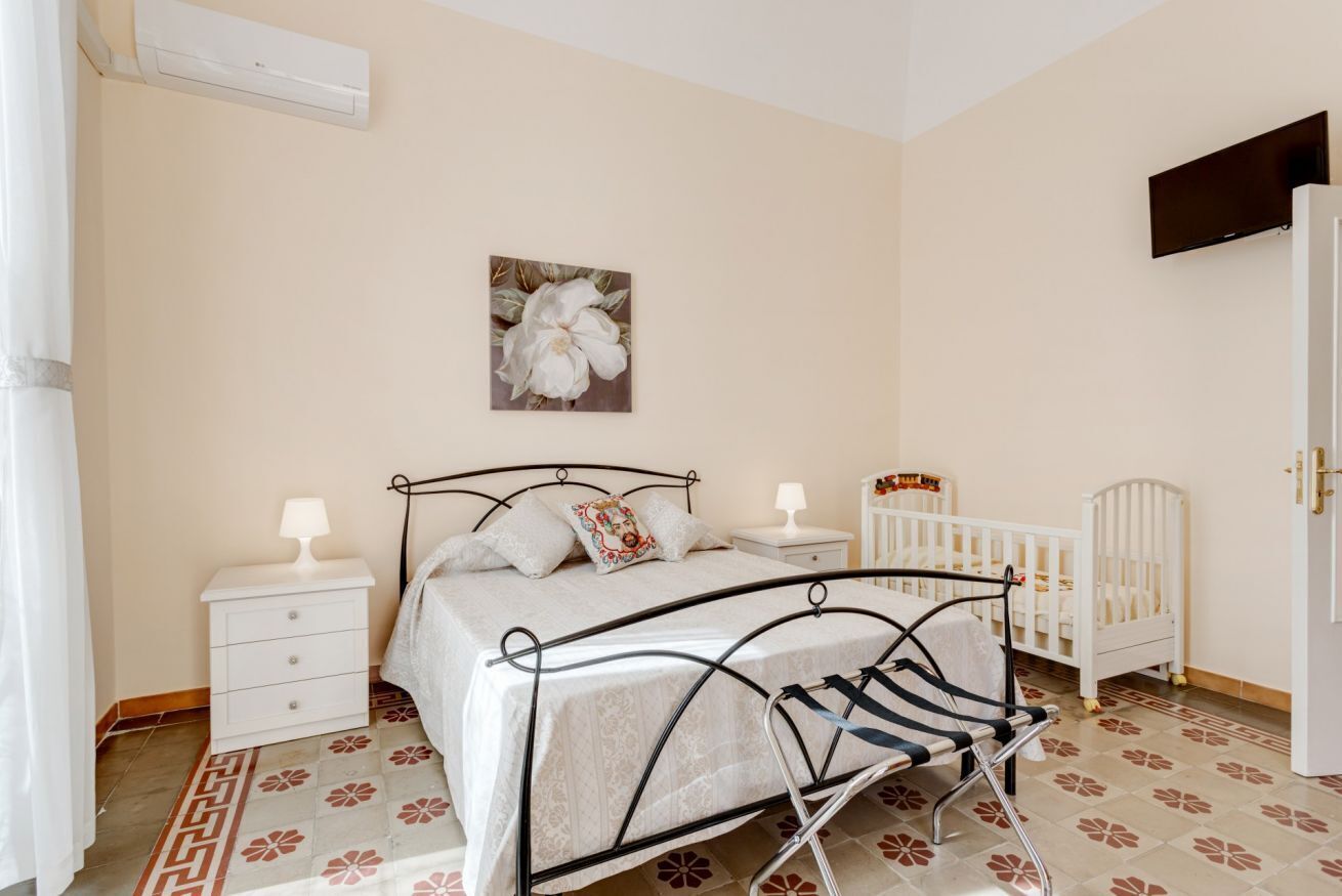 3 habitaciones, tabla de planchar con plancha, wifi y ropa de cama 