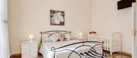 3 habitaciones, tabla de planchar con plancha, wifi y ropa de cama