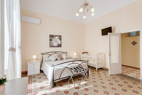 3 habitaciones, tabla de planchar con plancha, wifi y ropa de cama 