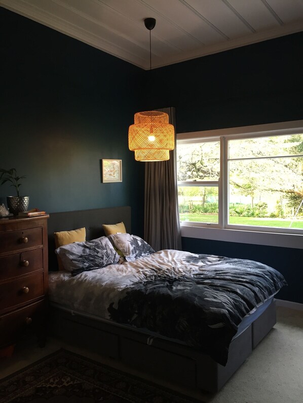 5 bedrooms, iron/ironing board, WiFi, bed sheets
