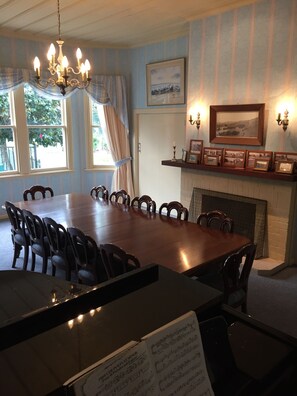 Meeting facility - Large country homestead with tennis court and pool. Only 5 mins from the beach. (Gisborne)