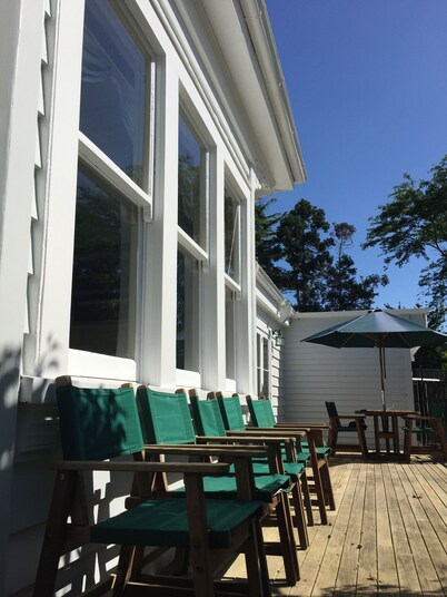 Large country homestead with tennis court and pool. Only 5 mins from the beach.