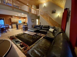 Älytelevisio, takka, videopelejä, pöytäjalkapallopöytä