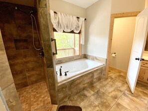 Combined shower/bathtub, jetted bath, hair dryer, towels - Riverfront Mtn Retreat Hot Tub/Fireplaces/King Beds/Tubing/Fishing/Spacious (Ellijay)