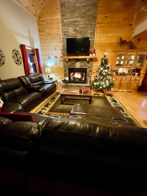 Smart TV, fireplace, video games, table football - Riverfront Mtn Retreat Hot Tub/Fireplaces/King Beds/Tubing/Fishing/Spacious (Ellijay)