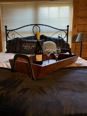 4 bedrooms, iron/ironing board, Internet, bed sheets