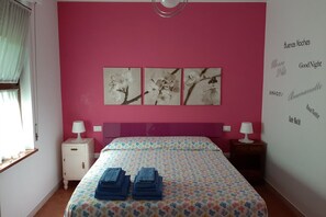 1 bedroom, desk, iron/ironing board, bed sheets - GENZIANA APARTMENT - with balcony overlooking pool and garage (Sirmione)