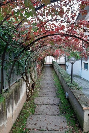 Property grounds - GENZIANA APARTMENT - with balcony overlooking pool and garage (Sirmione)
