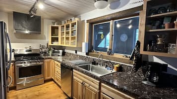 Geladeira, micro-ondas, fogão, cooktop