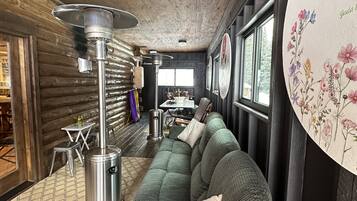 Smart TV, lareira, biblioteca musical, aparelho de som