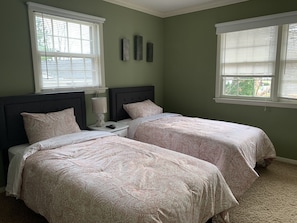 5 bedrooms, desk, WiFi