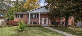 HOLIDAY DISCOUNT, WATER FRONT! CLOSE TO THE  MALL!  PERFECT FOR HOLIDAY GETAWAY!