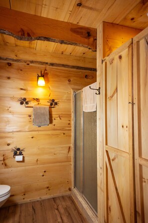 Shower, hair dryer, towels, soap - Hunting Cabin w/ Air Purifier (Branson)