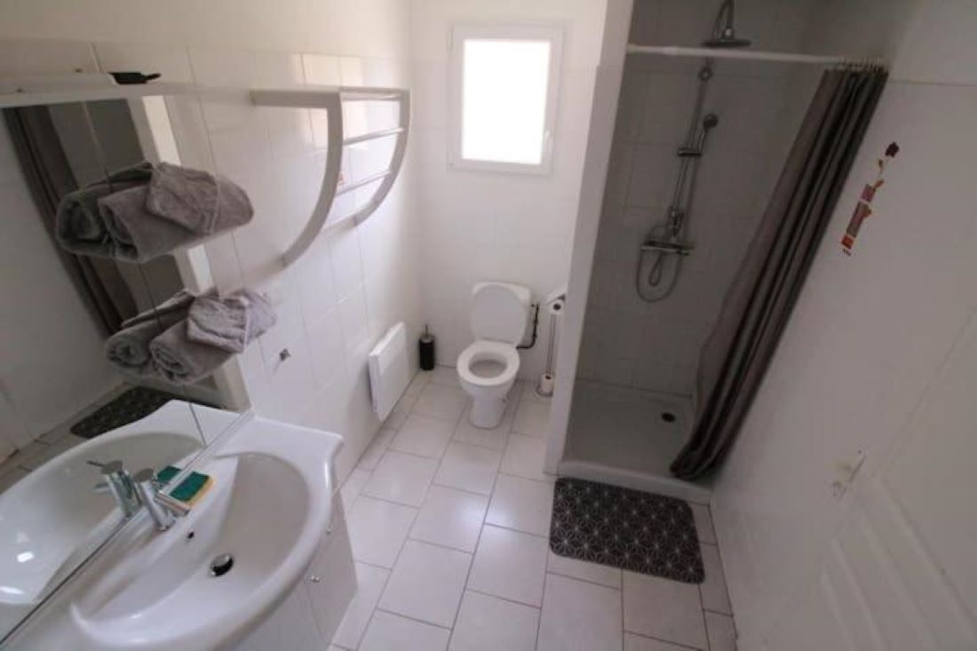 Douche, sèche-cheveux, serviettes fournies, papier toilette