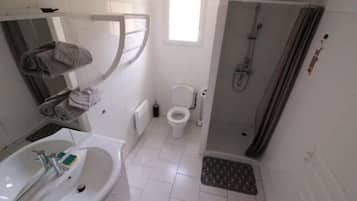 Douche, sĂšche-cheveux, serviettes fournies, papier toilette