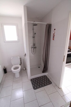 Een douche, een haardroger, handdoeken, toiletpapier