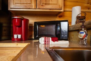 Kühlschrank, Mikrowelle, Wasserkocher mit Kaffee-/Teezubehör, Toaster