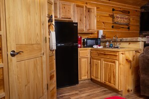 Kühlschrank, Mikrowelle, Wasserkocher mit Kaffee-/Teezubehör, Toaster