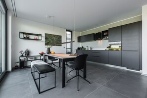 Kühlschrank, Mikrowelle, Ofen, Geschirrspüler