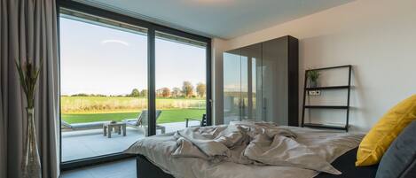3 chambres, coffres-forts dans les chambres, bureau, lit parapluie
