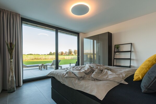 3 bedrooms, in-room safe, desk, travel crib